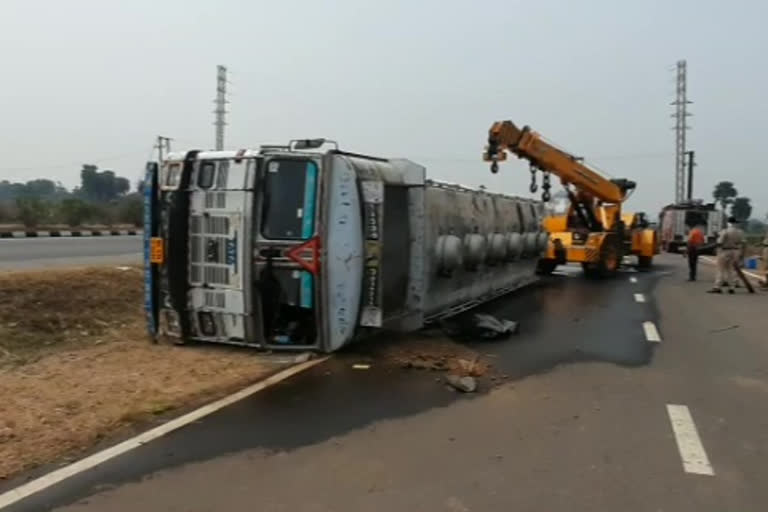 రహదారిపై బోల్తా పడిన కెమికల్ లారీ