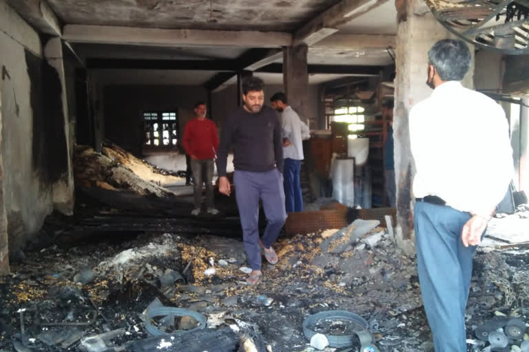 fire caught in shop in  hamirpur