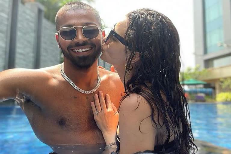 natasa-stankovic-kisses-hardik-pandya-on-cheek-photos-gone-viral