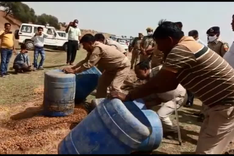 अवैध शराब पर पुलिस की छापेमारी