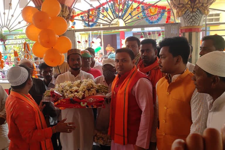 bjp-candidate-rajendra-saha-took-blessings-of-pir-dargah-before-submitting-his-nomination