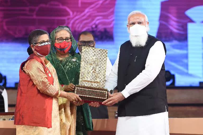 PM Modi hands over Gandhi Peace Prize for Sheikh Mujibur Rahman to his daughter