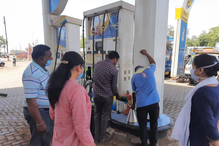 2 petrol pump seals due to irregularities, SDM takes action