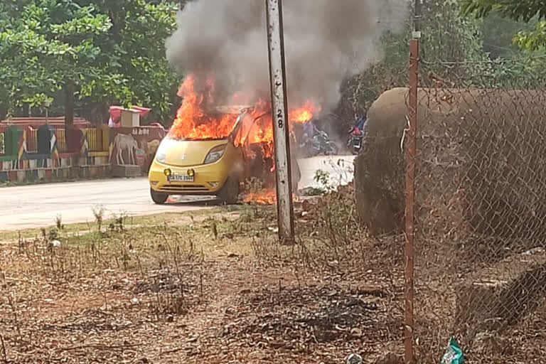 Fire in car at Jagdalpur, जगदलपुर में कार में आग