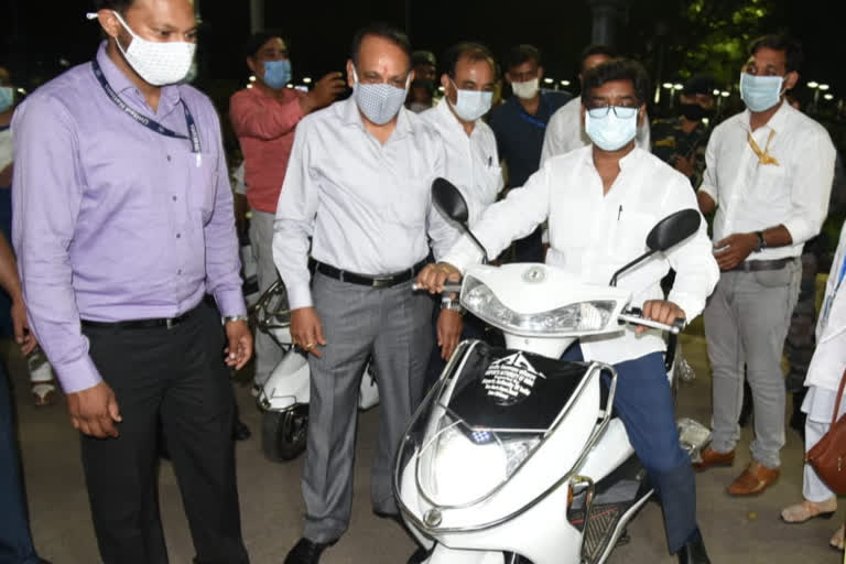 CM Hemant distributed Electric scooty among health workers