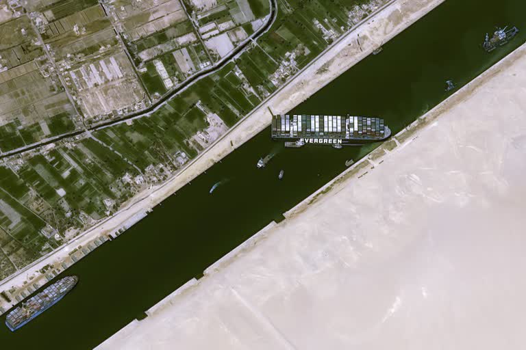 സൂയസ് കനാലില്‍ കപ്പല്‍ കുടുങ്ങി  Plan made to refloat ship blocking Suez Canal using tide  കപ്പല്‍ നീക്കം ചെയ്യാന്‍ ശ്രമങ്ങള്‍ തുടരുന്നു  എവര്‍ ഗ്രീന്‍ കണ്ടെയ്നര്‍ കപ്പല്‍  സൂയസ് കനാലില്‍ ഗതാഗതം തടസ്സപ്പെട്ടു