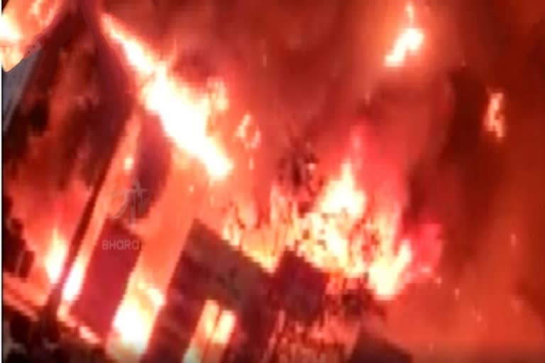 fire-broke-out-at-fashion-street-market-in-pune