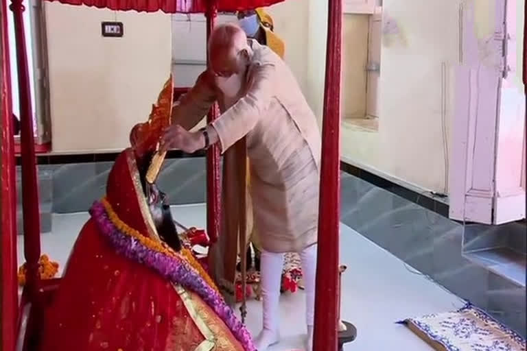 PM Modi offers prayers at Jeshoreshwari Kali Temple in Bangladesh