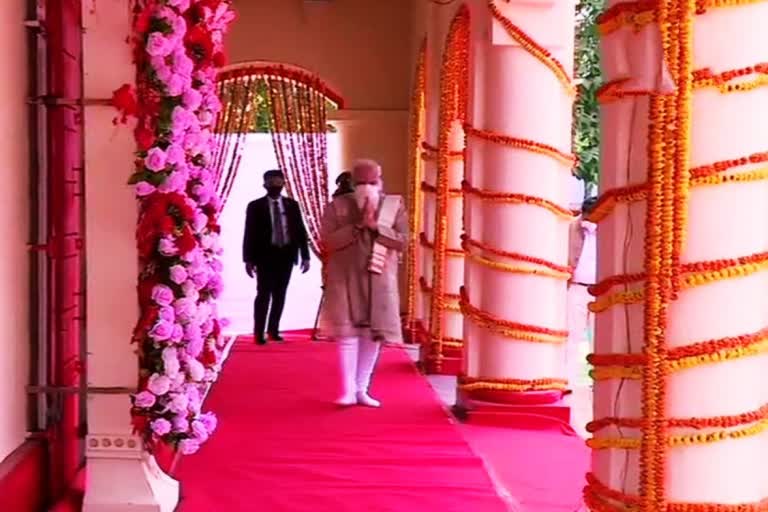 PM Modi visits the famous Jesoreshwari Kali temple in Bangladesh