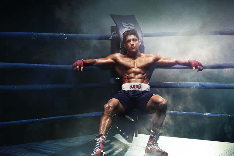 Farhan fought with professional boxers in the ring for Toofaan