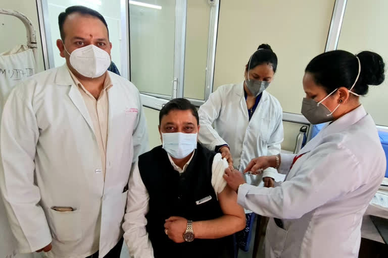 BJP state president suresh kashyap took first dose corona vaccine