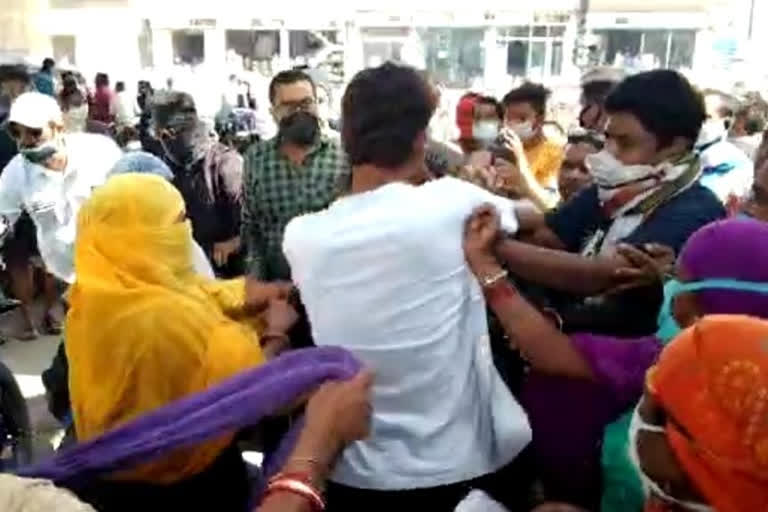 female employees assaulted during mask checking at Bhatagaon Chowk raipur