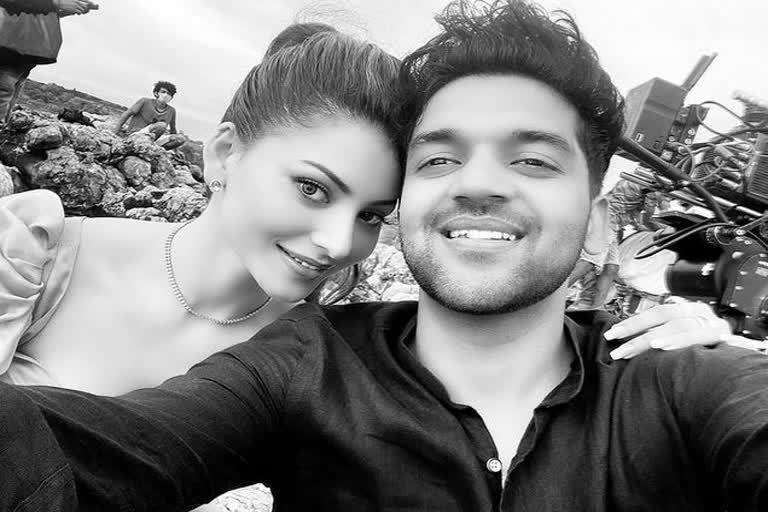 urvashi-rautela-will-be-seen-romancing-with-guru-randhawa-in-mar-jayenge