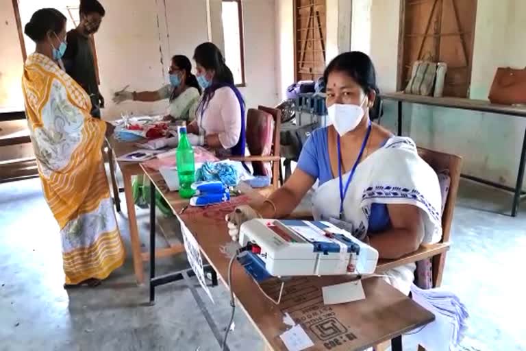 two-ladies-polling-centre