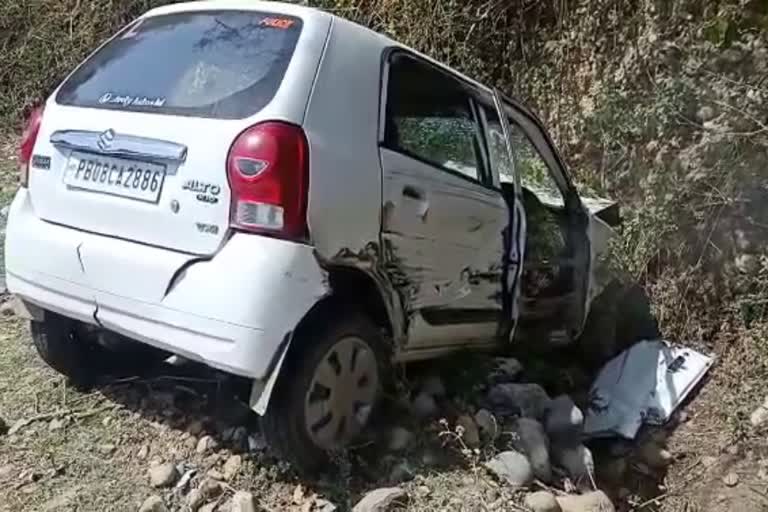 car-collided-with-hill-in-bharwain-dehra-national-highway