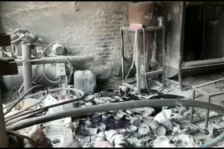 Daya Basti cylinder blast  Cylinder blast in Delhi  cylinder blaast  cylinder blast in cooler factory