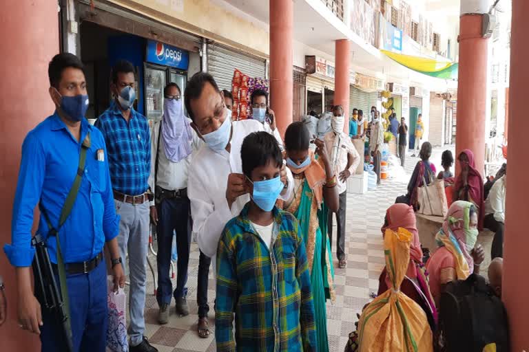 Shishupal Shori distributes masksShishupal Shori distributes masks