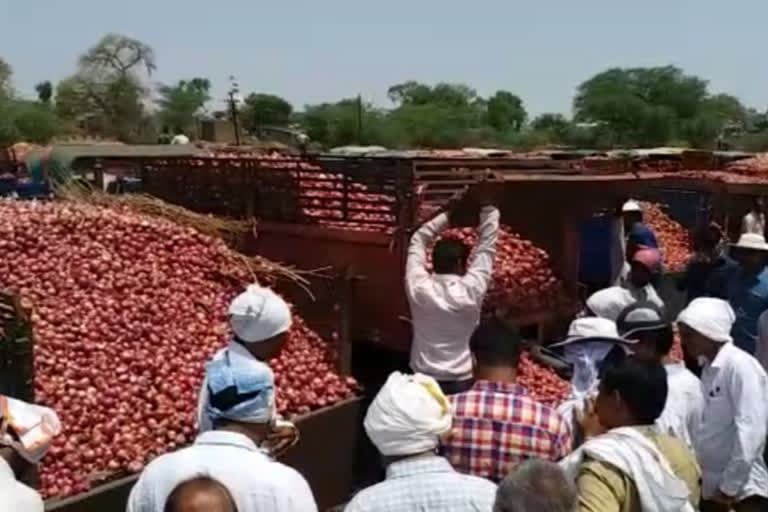 Onion prices plummeted in Lasalgaon market due to fears of lockdown