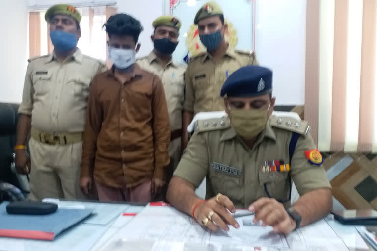 पुलिस की गिरफ्त में आरोपी.