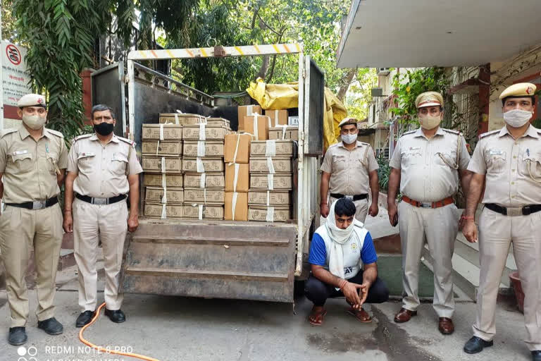 illegal liquor seized in delhi  illegal liquor in delhi  gulabi bagh police delhi  illegal liquor on holi  गुलाबी बाग पुलिस दिल्ली  दिल्ली में अवैध शराब जब्त