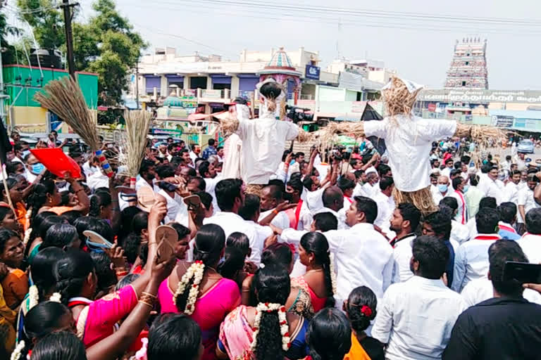 AIADMK protests against burning of A.Rasa effigy in Salem