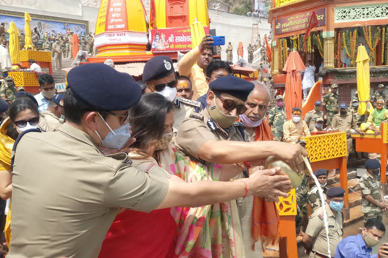 पुलिसकर्मियों ने ली मां गंगा की शपथ