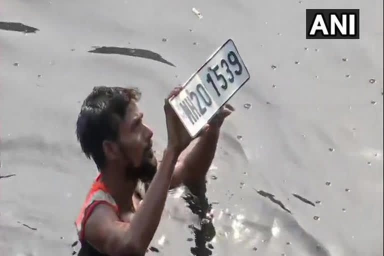 Mansukh Hiren's death case: NIA takes Sachin Waze to Mithi river bridge  recovers CPUs  number plates  Mansukh Hiren's death case  മൻസുഖ് ഹിരേൺ കൊലപാതകക്കേസ്  കംബ്യൂട്ടർ സിപിയു കണ്ടെടുത്തു  Sachin Waze  സച്ചിൻ വാസെ  മൻസുഖ് ഹിരേൺ വാർത്ത  അംബാനിയുടെ വീടിന് മുന്നിൽ സ്‌ഫോടക വസ്‌തുക്കൾ  recoverd CPUs, number plates  NIA takes Sachin Waze to Mithi river bridge  Mukesh Ambani case Updation