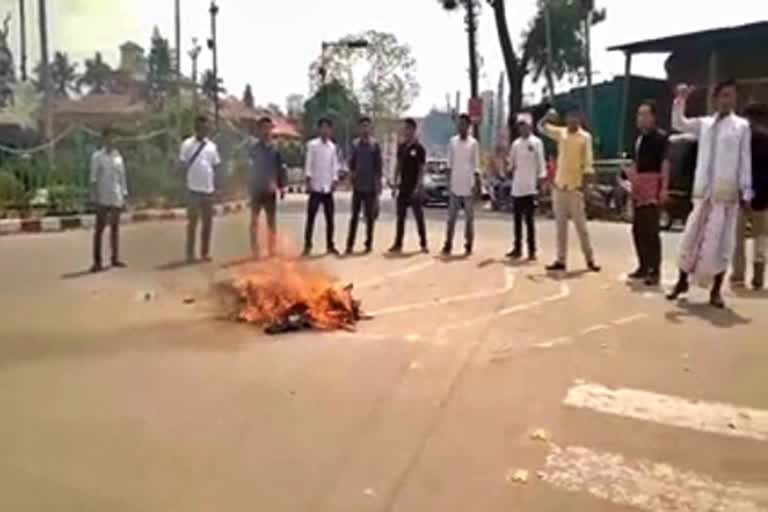 mla-numal-momin-effigy-burned