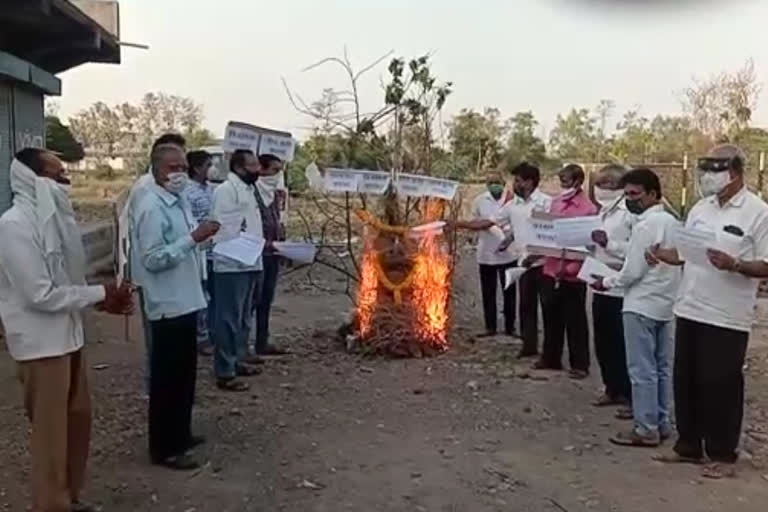 Amravati holi puja  holi puja in Chandur Railway  अमरावती होलिका दहन  कृषी कायद्याच्या प्रति पेटवल्या