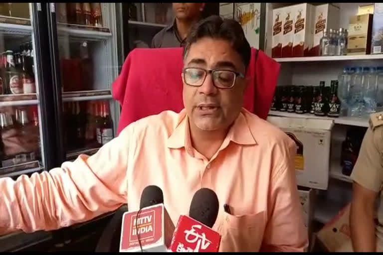 शराब सेल्समैन गिरफ्तार, Excise Department Action,  Liquor salesmen arrested