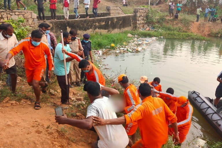 నావెల్ డాక్ యార్డ్ ఉద్యోగి మృతదేహం లభ్యం