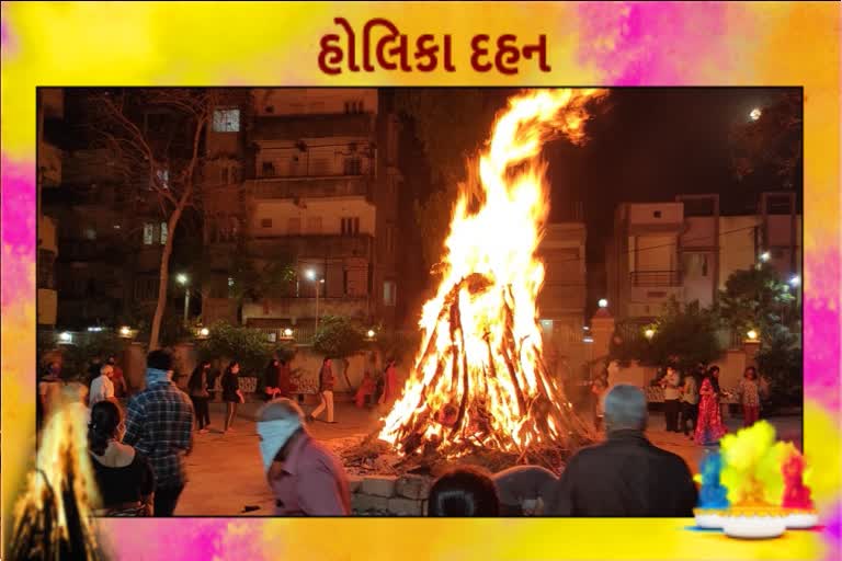 ધાર્મિક વિધિ વિધાન સાથે જૂનાગઢ જિલ્લામાં કરાયું હોલિકા દહન   Intro:ધાર્મિક વિધિ અને શાસ્ત્રોક પૂજન સાથે હોલિકા દહન પૂર્ણ કરાયું Body:આજે હોળીના તહેવાર નિમિત્તે હોલિકા દહનનો કાર્યક્રમ સમગ્ર જૂનાગઢ જિલ્લામાં ધાર્મિક આસ્થા અને પરંપરા સાથે મનાવવામાં આવ્યો પ્રાચીન પરંપરા મુજબ ગિરનાર મંદિર પર આવેલા અંબાજી મંદિરમાં પ્રથમ હોલિકા નો દહન કરવામાં આવે છે ત્યારબાદ જૂનાગઢ શહેર સહિત જિલ્લામાં હોલીકા દહનના કાર્યક્રમો ધાર્મિક આસ્થા અને પૂજન સાથે પૂર્ણ કરાયા હતા  હોલિકા દહનનો ધાર્મિક કાર્યક્રમ પૂજા વિધિ સાથે કરાયો sampann  ગિરનાર પર્વત પર અંબાજી મંદિર નજીક હોલિકાને દહન કરાયા બાદ જિલ્લામાં હોલીકા દહન યોજાયું  જૂનાગઢ જિલ્લામાં ધાર્મિક આસ્થા અને શાસ્ત્રોક્ત વિધિ મુજબ પૂજન થયા બાદ હોલિકા દહન કરાયું  આજે હોળીનો તહેવાર ધાર્મિક આસ્થા સાથે મનાવવામાં આવી રહ્યો છે જૂનાગઢ શહેર અને જિલ્લામાં પણ હોલીકા દહનના કાર્યક્રમો યોજવામાં આવ્યા હતા પ્રાચીન માન્યતા મુજબ આજના દિવસે હોલિકાનું દહન કરવાનું ધાર્મિક મહત્વ આપણા હિન્દુ ધર્મગ્રંથોમાં આંકવામાં આવ્યું છે તે મુજબ આદિ અનાદિકાળથી આજના દિવસે હોલિકા દહનનો ધાર્મિક તહેવાર મનાવવામાં આવે છે જૂનાગઢમાં આવેલા ગિરનાર પર્વત પર અંબાજી મંદિર પાસે સર્વ પ્રથમ વખત હોલિકા દહનનો કાર્યક્રમ હાથ ધરવામાં આવે છે ત્યારબાદ જૂનાગઢ શહેર સહિત જીલ્લામાં અન્ય સ્થળોએ હોલીકા દહનના કાર્યક્રમો ધાર્મિક વિધિ વિધાન પૂજન અને શાસ્ત્રોક્ત વિધિ બાદ પૂર્ણ કરવામાં આવે છે  હોલિકા દહન કોરોના મહામારી માંથી વિશ્વને મુક્તિ મળે તે માટે કરાઇ આહુતિ  સમગ્ર વિશ્વમાં કોરોના મહામારી અજગરી ભરડો લઇ રહી છે.આવી પરિસ્થિતીમાં સમગ્ર વિશ્વ મહામારીમાં સપડાયેલું જોવા મળે છે ત્યારે ભારતની સાથે સમગ્ર વિશ્વની માનવજાતનું કલ્યાણ થાય તેમજ પૃથ્વી પરના તમામ અનિષ્ટો આજના દિવસે નાશ થાય અને સમગ્ર વિશ્વને કોરોના જેવી વૈશ્વિક મહામારી માંથી હોલિકા મુક્તિ અપાવે તે માટે આજના દિવસે હોલિકા મા ખાસ આહુતી આપવામાં આવી હતી ભુદેવો દ્વારા શાસ્ત્રોક્ત વિધિ મુજબ મંત્રોચ્ચાર કરીને કોરોના જેવી વૈશ્વિક મહામારી હોલિકા મા બળીને ભસ્મીભૂત થઇ જાય તે પ્રકારે આજે હોલિકા મા ખાસ આહુતી નું પણ આયોજન કરવામાં આવ્યું હતું  ધાર્મિક માન્યતા મુજબ આજના દિવસે પ્રત્યેક વ્યક્તિ કરે છે હોલિકાની પ્રદક્ષિણા  હિન્દુ ધાર્મિક પરંપરા અને માન્યતા અનુસાર આજના દિવસે પ્રત્યેક સ્ત્રી અને પુરુષ હોલિકાને ફરતે પ્રદક્ષિણા કરે છે પવિત્ર જળ અને શ્રીફળ રાખીને હોલિકાના પુજનનુ ધાર્મિક મહત્વ હિન્દુ ધર્મગ્રંથોમાં વ્યક્ત કરાયુ છે તે મુજબ પ્રત્યેક મહિલા અને પુરુષ આજે હોળીના દિવશે હોલિકાને પ્રદક્ષિણા કરીને પવિત્ર જળ અને શ્રીફળ અર્પણ કરી તેમના પરિવાર પર કોઈ અનિષ્ટ બુરી નજર ન કરી શકે તે માટે ખાસ પુજન કરવામાં આવે છે તેમજ આજના દિવસે નાના બાળકોને પણ હોલિકા ની ફરતે પ્રદક્ષિણા કરાવવાની પરંપરા છે આજે પરિક્રમા કરેલું બાળક નિરોગી અને દીર્ઘાયુષ્ય મેળવે છે એવી ધાર્મિક માન્યતા પણ છે જેને લઈને આજે મહિલા પુરુષ અને નાના બાળકોએ પણ હોલિકાની પ્રદક્ષિણા કરીને હોળીનો તહેવાર ધાર્મિક આસ્થા સાથે મનાવ્યો હતો Conclusion: