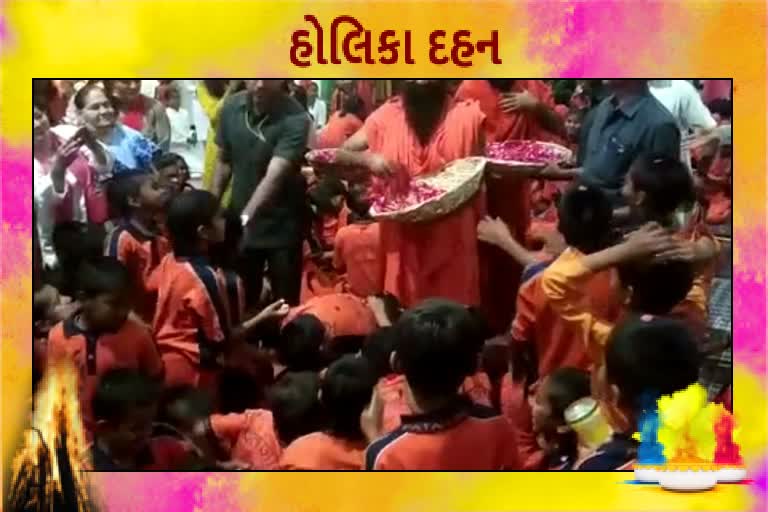 બાબા રામદેવે પતંજલિમાં ફૂલોની હોળી રમી