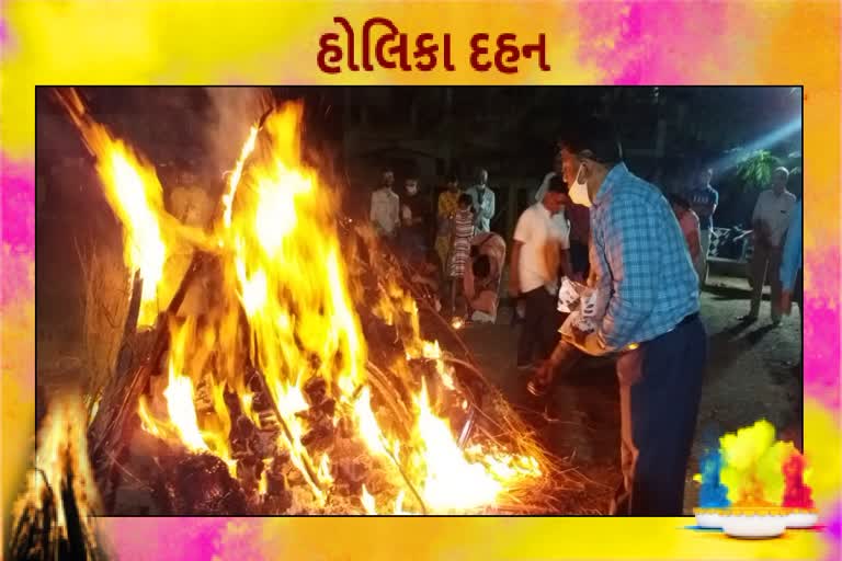 નવસારીમાં વૈદિક પરંપરા ઉજાગર કરવા પ્રગટાવી વૈદિક હોળી