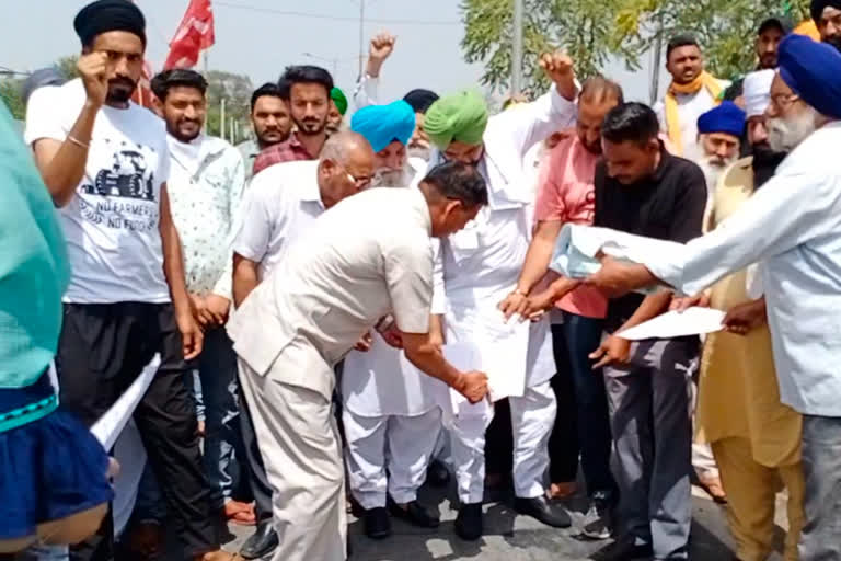 farmers Holi burning copies agricultural law