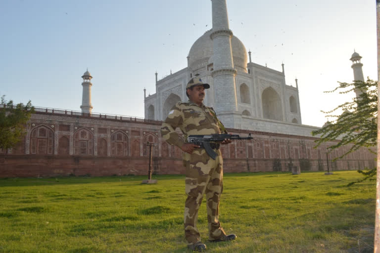 Scuffle broke out between two groups at Taj Mahal