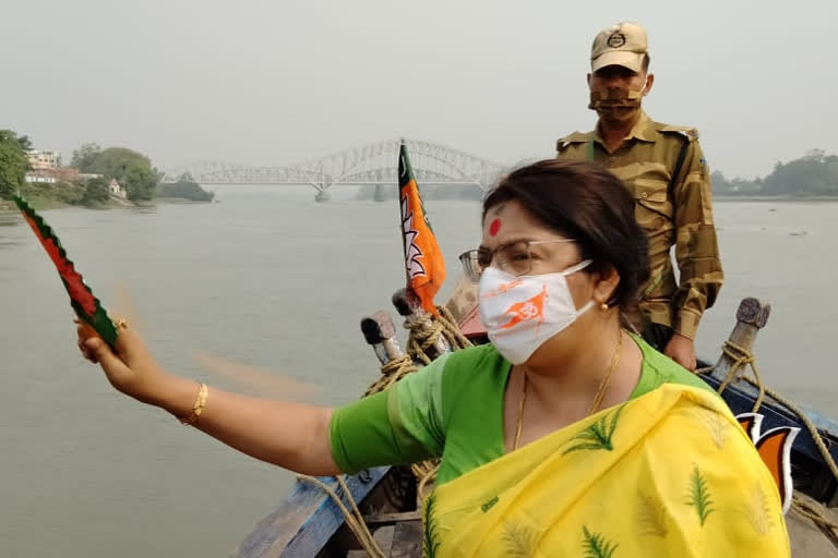 bjp-candidate-locket-chatterjee-campaigning-at-boat-in-holi