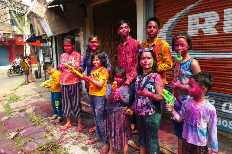 People celebrating Holi in Dumka