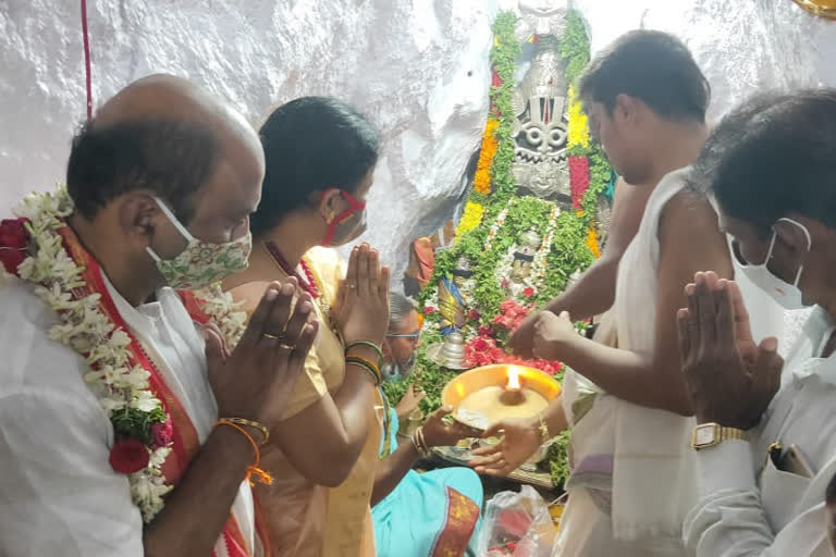 mla challa dharma reddy special pooja, kommala lakshmi narasimha swamy temple