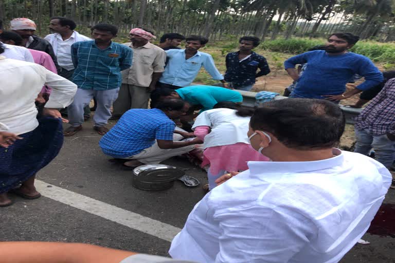 MLA Madal Virupakshappa Helps Accident Victim