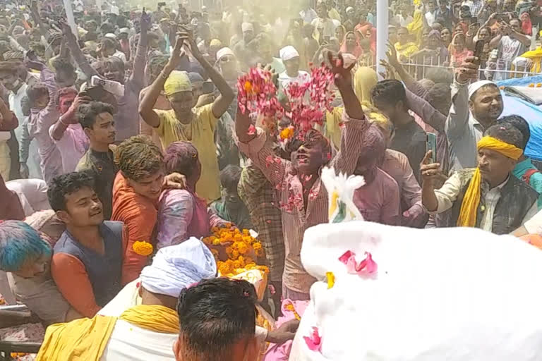 بارہ بنکی: وارث علی شاہ کی درگاہ پر ہولی کا تہوار دھوم دھام سے منایا گیا