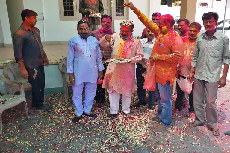 Ajmer North MLA Vasudev Devnani, Devnani played Holi with workers