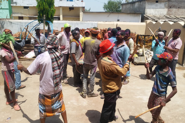 Danda dance tradition continues in Holi for years in bemetara