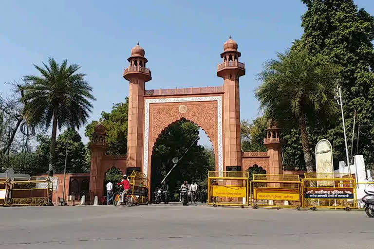 Aligarh Muslim University  AMU pays over Rs 14 crore as property tax  ഹൈദരാബാദ്  അലിഗഡ് മുസ്ലീം സർവകലാശാല  ആധായ നികുതി വകുപ്പ് കുടിശിക