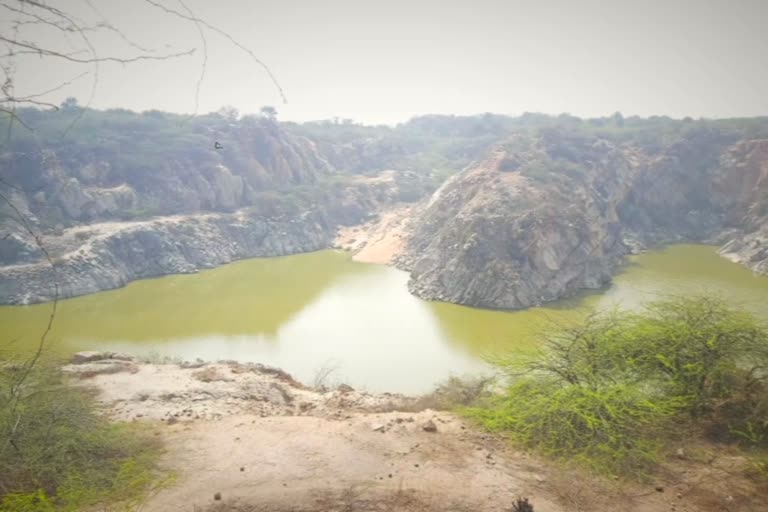 dead lake  faridabad  hariyana  strange news around the world  aravalli range  മരണമുറങ്ങുന്ന തടാകം  ആരവല്ലി മലനിരകൾ