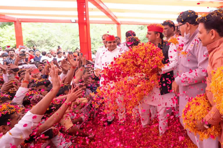 एसएस मेमोरियल स्कूल के प्रांगण में शिवपाल यादव ने खेली होली