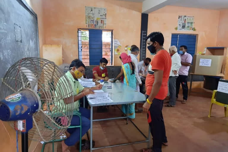 80 percentage voting, 80 percentage voting in Dharwad GP election, Dharwad GP election, Dharwad GP election voting, Dharwad GP election voting news, ಶೇಕಡ 80ರಷ್ಟು ಮತದಾನ, ಧಾರವಾಡ ಗ್ರಾಮ ಪಂಚಾಯ್ತಿ ಚುನಾವಣೆಯಲ್ಲಿ ಶೇಕಡ 80ರಷ್ಟು ಮತದಾನ, ಧಾರವಾಡ ಗ್ರಾಮ ಪಂಚಾಯ್ತಿ ಚುನಾವಣೆ, ಧಾರವಾಡ ಗ್ರಾಮ ಪಂಚಾಯ್ತಿ ಚುನಾವಣೆ ಮತದಾನ, ಧಾರವಾಡ ಗ್ರಾಮ ಪಂಚಾಯ್ತಿ ಚುನಾವಣೆ ಮತದಾನ ಸುದ್ದಿ,