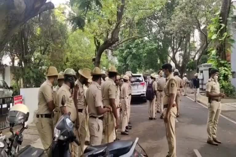 tight police security deplyoed near ramesh jarkiholi  house