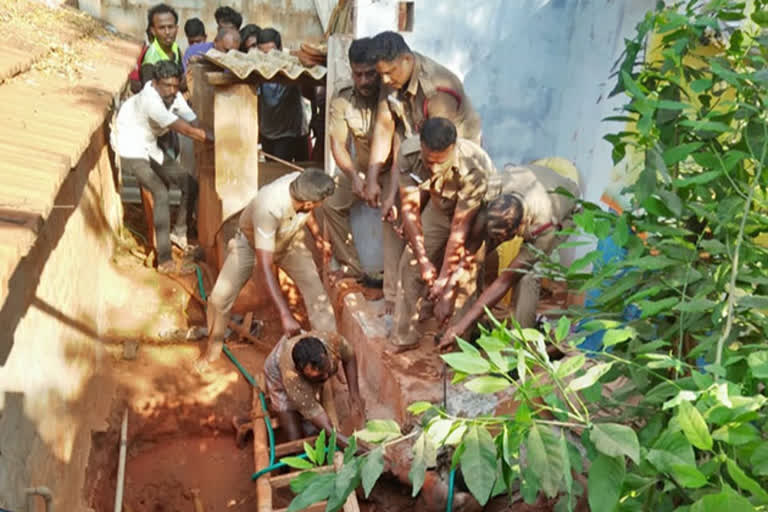 death from asphyxiation  two death in Nazareth  two die while digging tunnel for treasure  hidden treasure  die of asphyxiation in Tamil Nadu  നിധി കണ്ടെത്താൻ കുഴികുത്തിയ രണ്ട് പേർ ശ്വാസംമുട്ടി മരിച്ചുട  രണ്ട് പേർ ശ്വാസംമുട്ടി മരിച്ചു