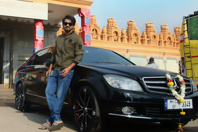 luxury cars buys, luxury cars buys Sandalwood serial actors, luxury cars buys Chandu gowda, luxury cars buys Kiran Raj, Sandalwood serial actors, Sandalwood serial actors news, ಐಷಾರಾಮಿ ಕಾರು ಖರೀದಿ, ಐಷಾರಾಮಿ ಕಾರು ಖರೀದಿಸಿದ ಚಂದನವನ ಕಿರುತೆರೆ ನಟರು, ಐಷಾರಾಮಿ ಕಾರು ಖರೀದಿಸಿದ ಚಂದು ಗೌಡ, ಐಷಾರಾಮಿ ಕಾರು ಖರೀದಿಸಿದ ಕಿರಣ್​ ರಾಜ್​, ಐಷಾರಾಮಿ ಕಾರು ಖರೀದಿಸಿದ ಕಿರುತೆರೆ ನಟರು, ಚಂದನವನ ಕಿರುತೆರೆ ನಟರು, ಚಂದನವನ ಕಿರುತೆರೆ ನಟರ ಸುದ್ದಿ,